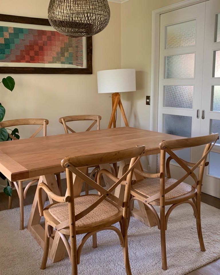 Mesa de comedor de madera maciza con sillas de ratán