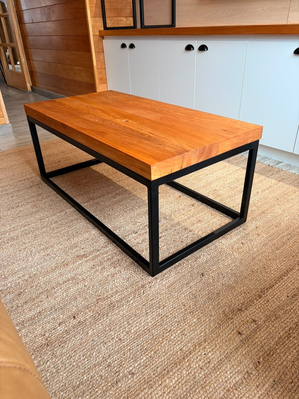 Mesa de centro con cubierta de madera maciza y base de fierro negro